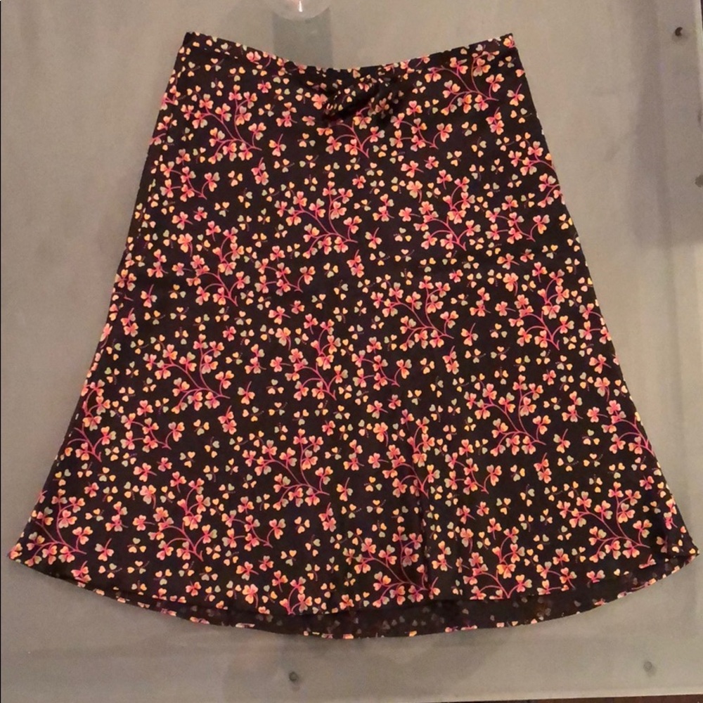 Super cute spring skirt!  Not bulky around waist.